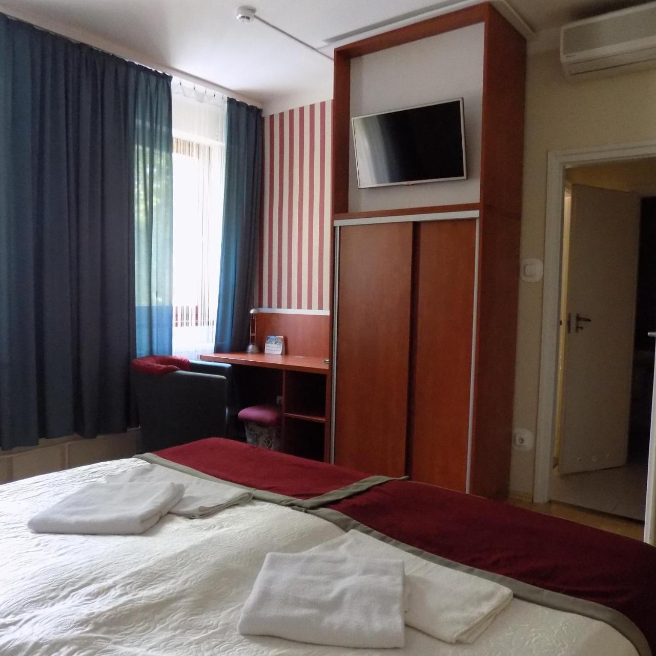 Fortuna Hotel มิชโคลซ์ ภายนอก รูปภาพ